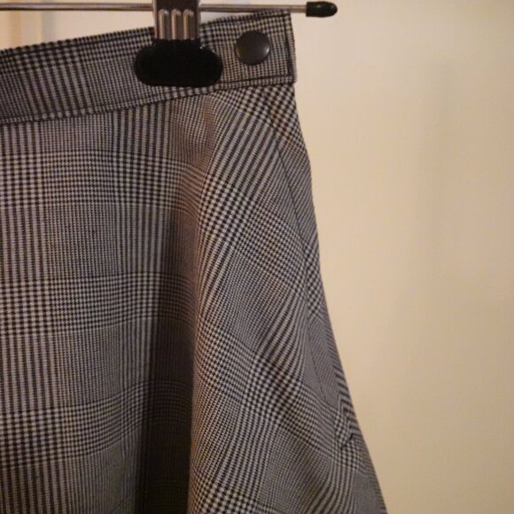 American Apparel Check Circle Skirt in Black and White. Size Extra Small. - Picture 3 of 7